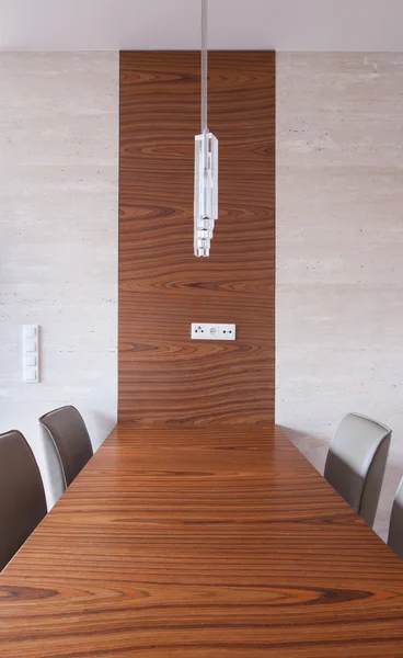 Mesa de madeira na sala de conferências — Fotografia de Stock