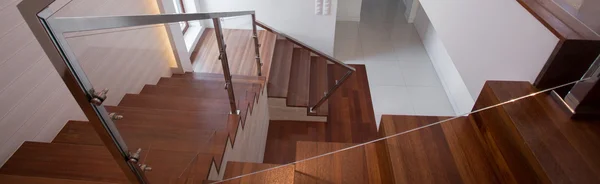 Деревянная лестница в эксклюзивном доме — стоковое фото