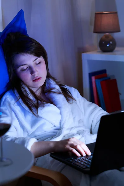 Ragazza ubriaca dormire con il computer portatile — Foto Stock