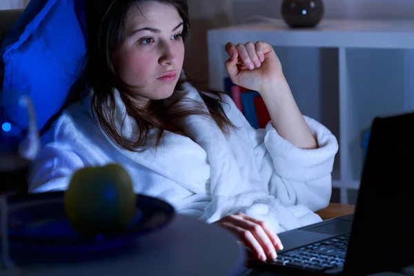 Menina viciada em mídia social — Fotografia de Stock