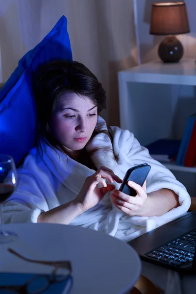 Mulher viciada em tecnologia moderna — Fotografia de Stock