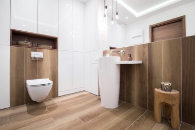 Lüks evde ahşap banyo