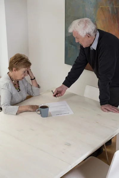 Echtscheiding documenten ondertekenen — Stockfoto