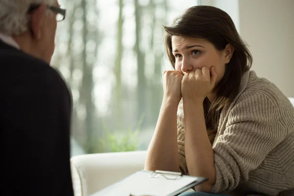 Depressief vrouwen luisteren haar therapeut — Stockfoto