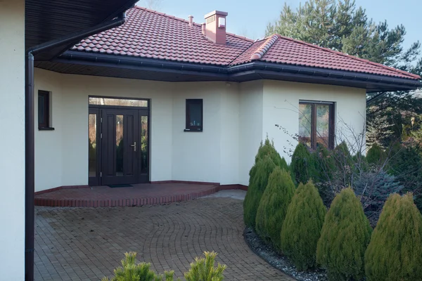 Przód z parter villa — Zdjęcie stockowe