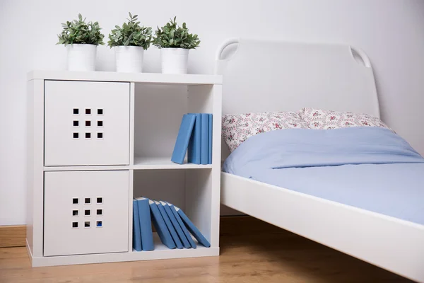 Muebles blancos en dormitorio adolescente — Foto de Stock