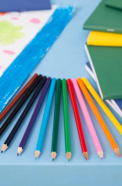 Многоцветные карандаши на столе — стоковое фото