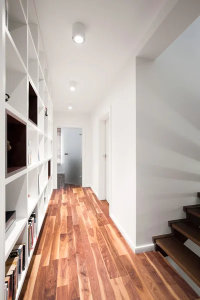Holzboden und weiße Wand — Stockfoto