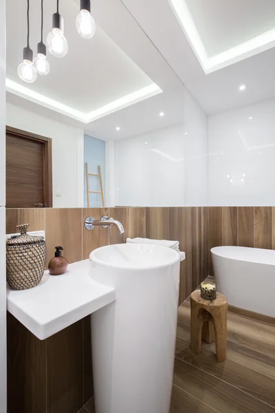 Elegantes Badezimmer aus Holz — Stockfoto