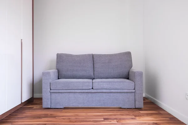 Canapea gri în cameră goală — Fotografie, imagine de stoc