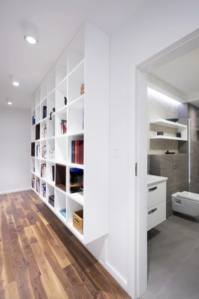 Bookcase in modern interior — Stock Photo, Image