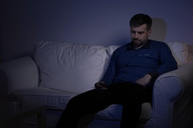 Yalnız adam akşam tek başına harcama