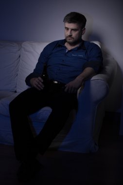 Yalnız üzücü yetişkin adam
