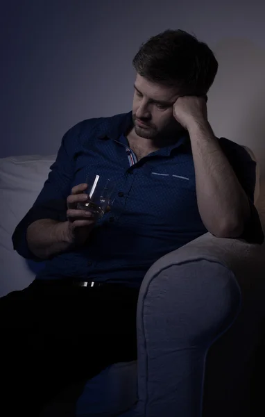 Troubled man drinking alcohol alone — Stock Photo, Image