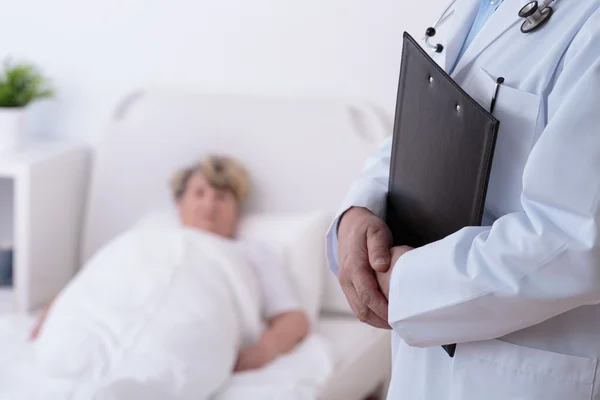Doctor and patient in hospital — Stock Photo, Image