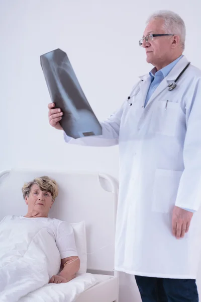 Doktor çözümlenirken göğüs röntgeni — Stok fotoğraf