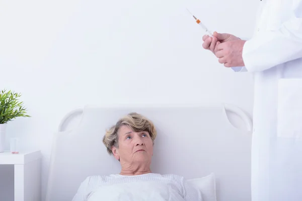 Doctor holding syringe — Stock Photo, Image