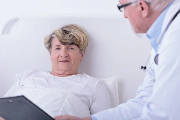 Medical consultation in hospital room — Stock Photo, Image