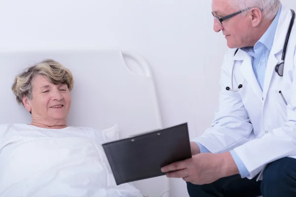 Mulher idosa e médico experiente — Fotografia de Stock