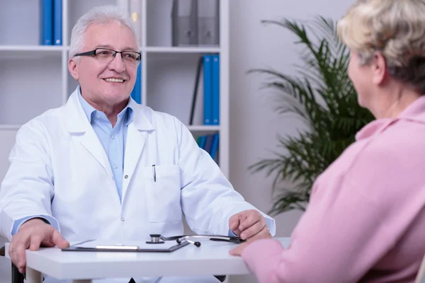 Consultation médicale dans le cabinet du médecin — Photo