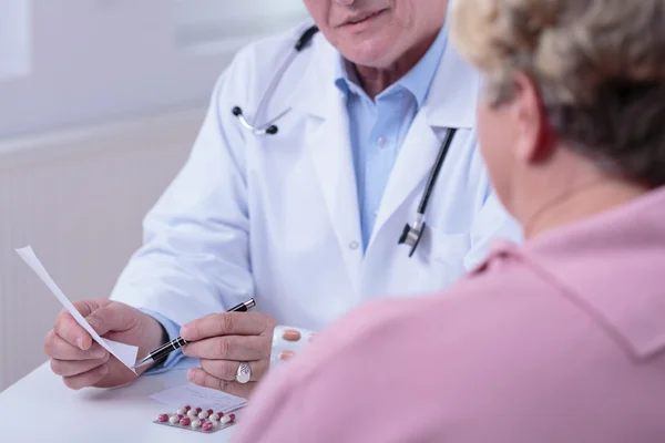 Arzt im Gespräch mit Patient — Stockfoto