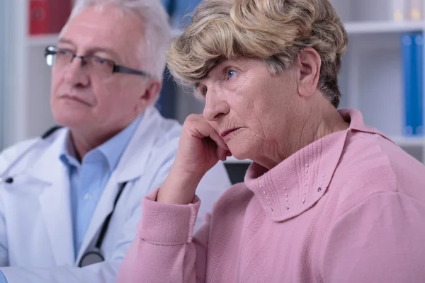 Mulher triste no consultório do médico — Fotografia de Stock