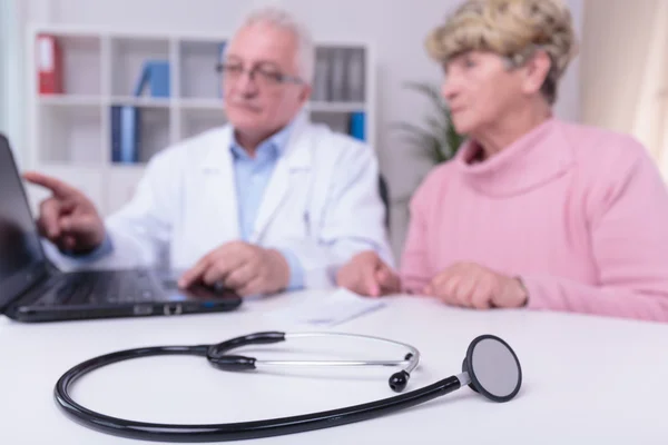 Estetoscopio en el escritorio del médico — Foto de Stock