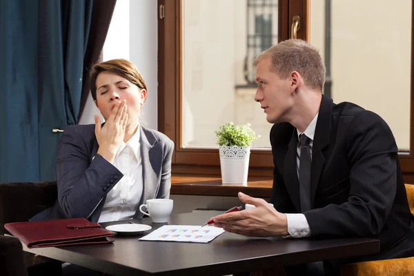 Mulher de negócios bocejando durante a reunião — Fotografia de Stock