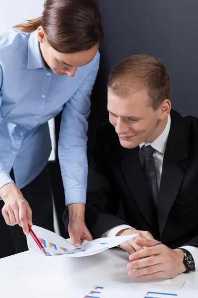 Analisi dei dati finanziari durante la riunione di lavoro — Foto Stock