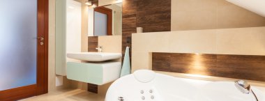 Şık tasarlanmış banyo