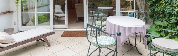 Elegante terraza con muebles diseñados — Foto de Stock