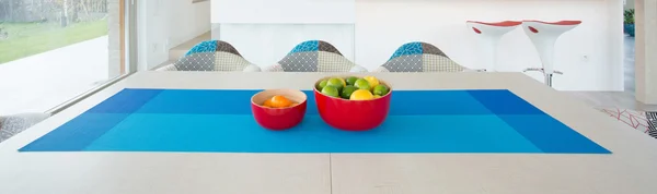 Witte tafel met blauwe tafellaken — Stockfoto