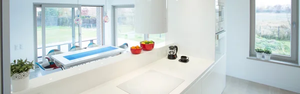 Kitchen with overlook at dining area — Stock Photo, Image