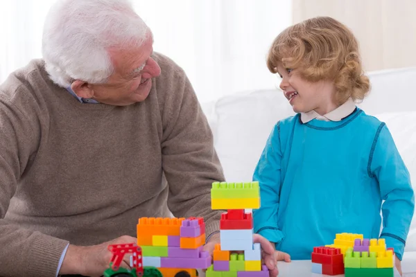 Großvater und Enkel spielen Ziegel — Stockfoto