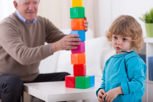 Kindergärtner és a színes építőkockák — Stock Fotó