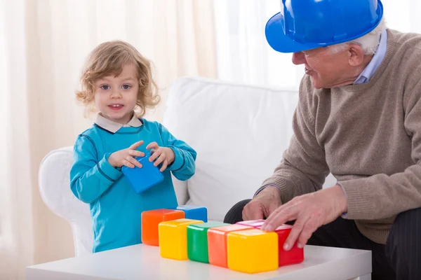 Criança brincando com cubos coloridos — Fotografia de Stock