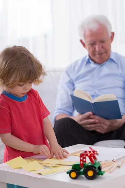 Bom menino brincando sozinho — Fotografia de Stock