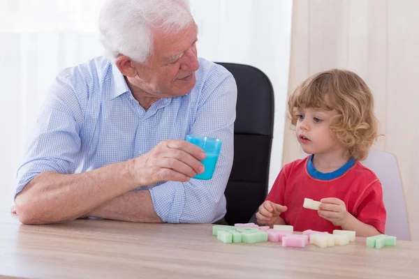 Cuidado abuelo y lindo nieto —  Fotos de Stock