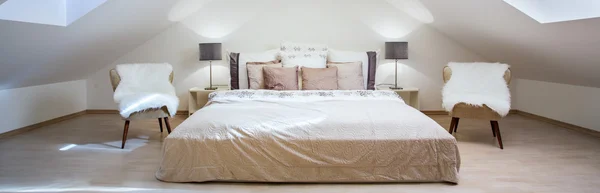 Luminosa mansarda camera da letto — Foto Stock
