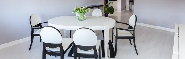 Sala da pranzo in bianco e nero — Foto Stock