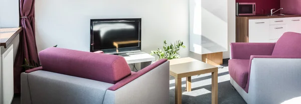 Apartamento moderno com detalhes violeta — Fotografia de Stock