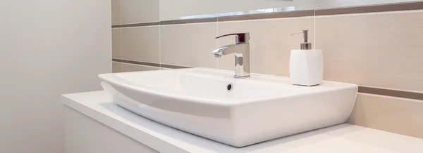 Grifo de plata en baño elegante — Foto de Stock