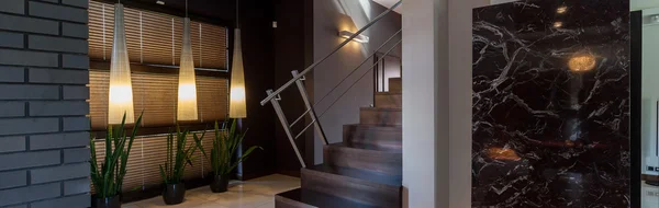 Современный интерьер с лестницей — стоковое фото
