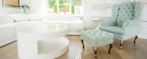 Özel parlak oda sandalyede — Stok fotoğraf