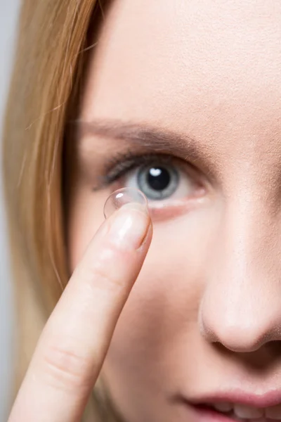 Putting on contact lens — Stock Photo, Image