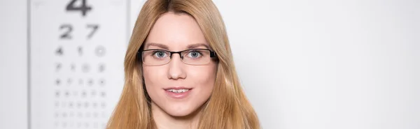 Mujer en la oficina del oculista — Foto de Stock