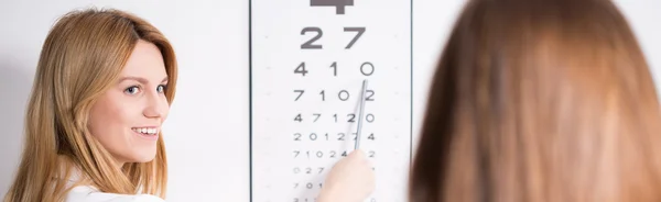 眼科眼鏡、スネレン視力表 — ストック写真