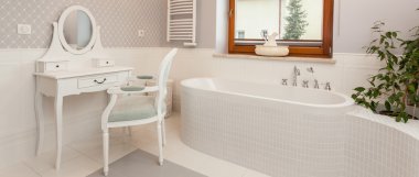 Beyaz geniş banyo