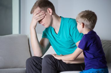 Kanepede oturan depresif baba 