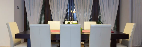 Tavolo in legno in sala da pranzo — Foto Stock